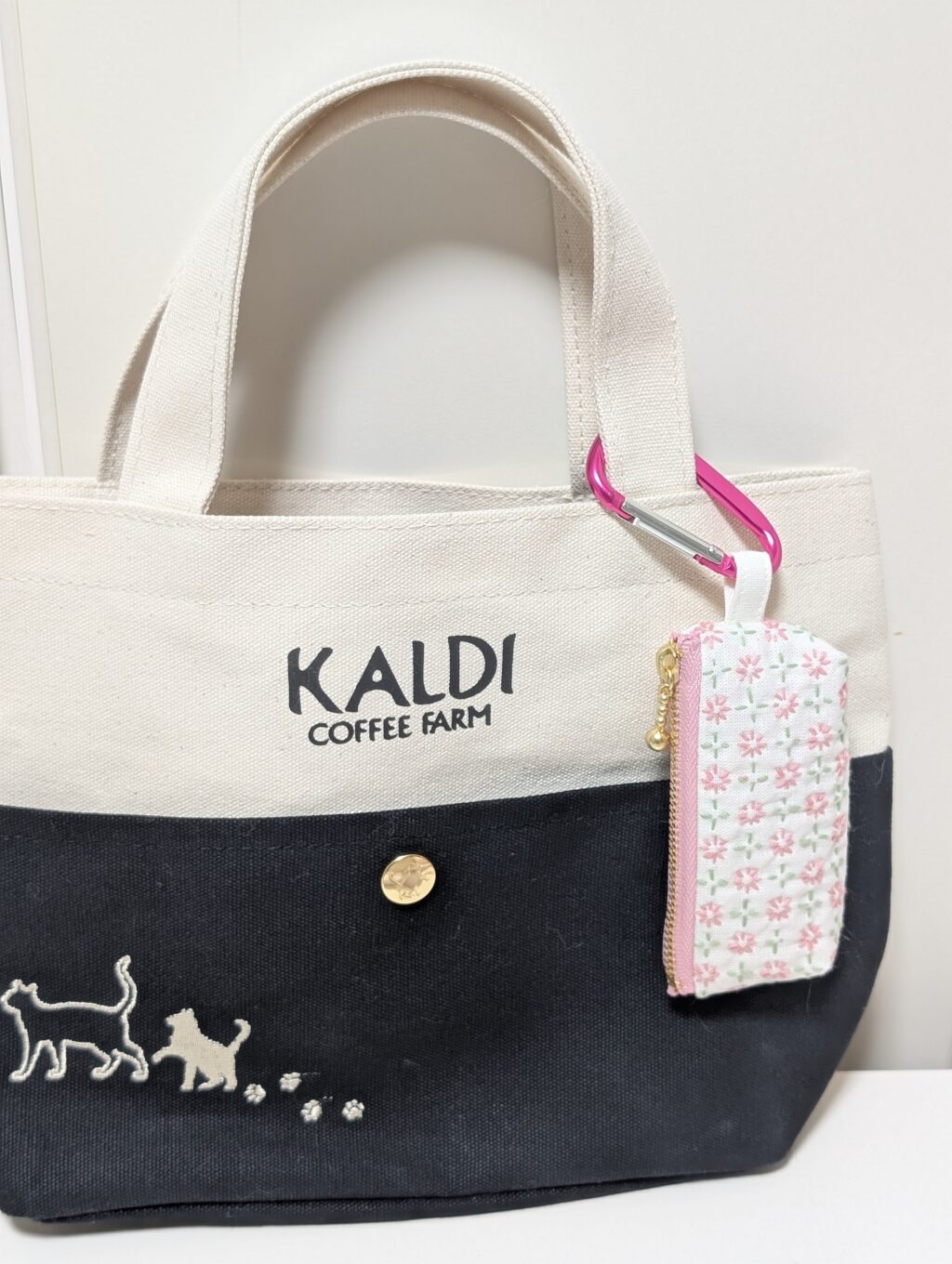 カルディのバッグにカラビナでミニポーチをつけたところ